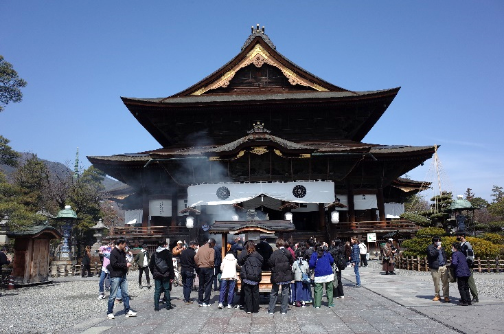ゴールの善光寺。とても大きなお寺です。