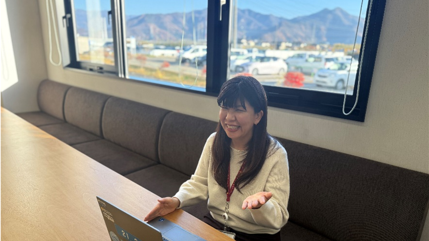 インタビューに答えるいくみさん