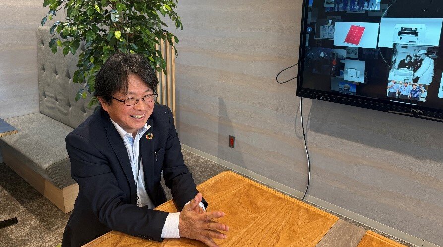 インタビューを受けるけんじさん