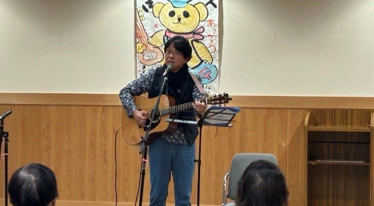 イベントで演奏中のけんじさん①