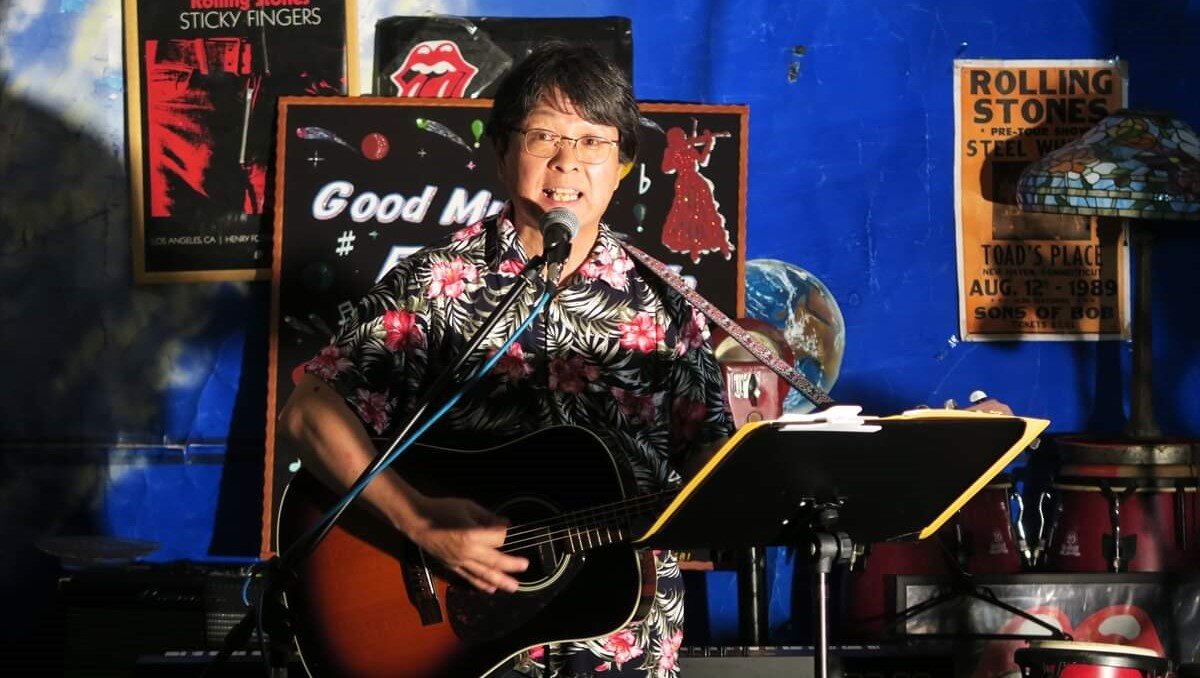 イベントで演奏中のけんじさん