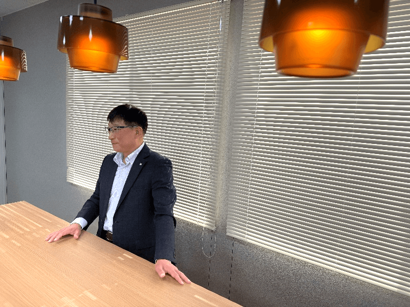 インタビューを受けるよしたかさん