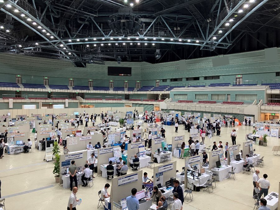 会場内の様子。長野支社初のビッグハットでの開催。会場がとても広く、ブースを見て回りやすくなりました！