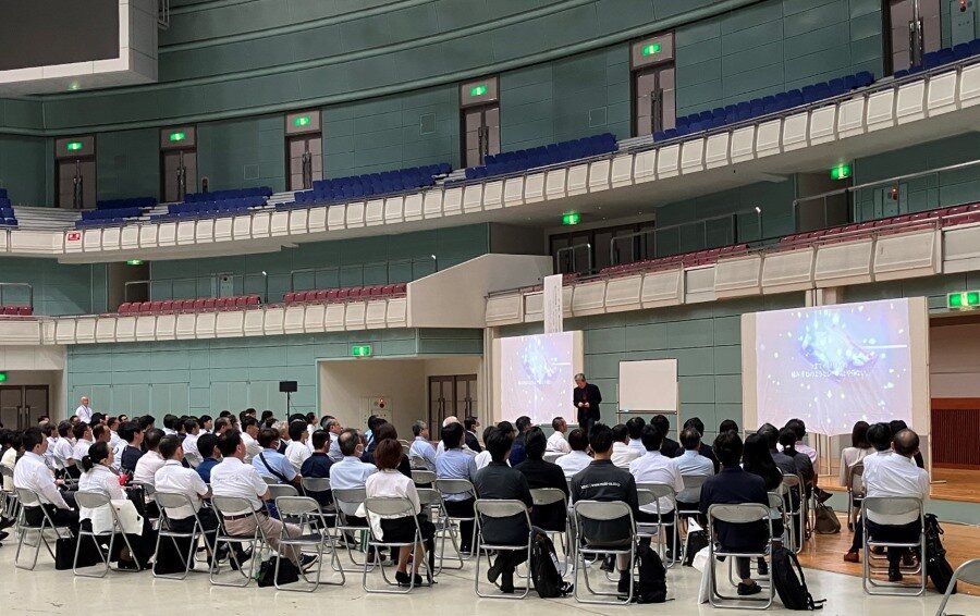 水野氏の基調講演の様子。動画なども使いながら、印象的な講演でした。