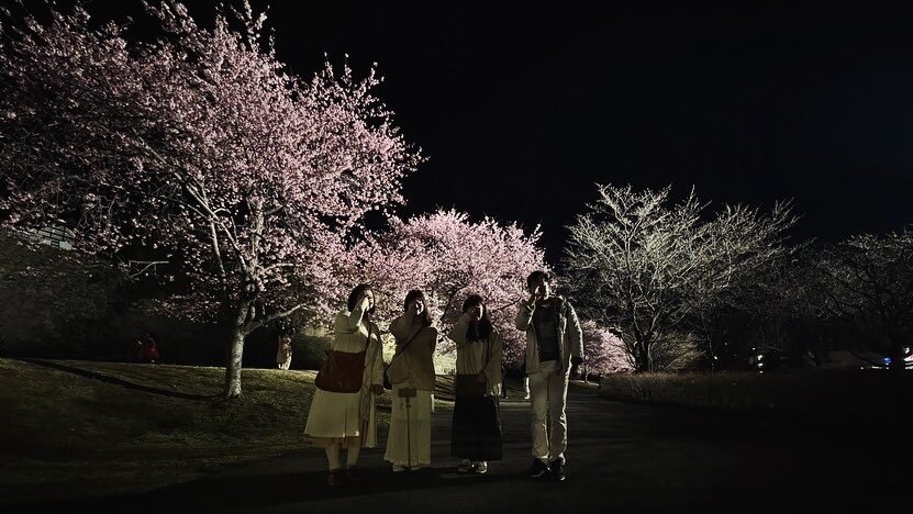 ※よる散歩の締めくくりに最後は4人で記念のCポーズ