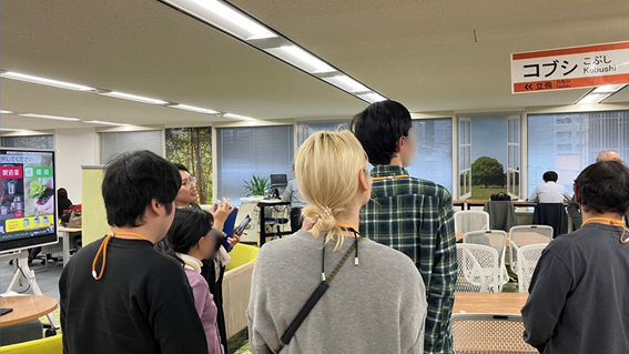 社内をよく見渡していました