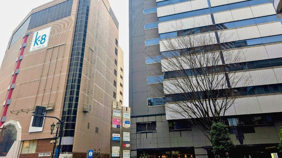 左が京王八王子駅ビル、右のビル8Fにリコージャパン八王子事業所があります