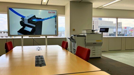 インタラクティブホワイトボード(※)を設置した執務スペースは眺望も良く、窓からはJR八王子駅北口が見えます