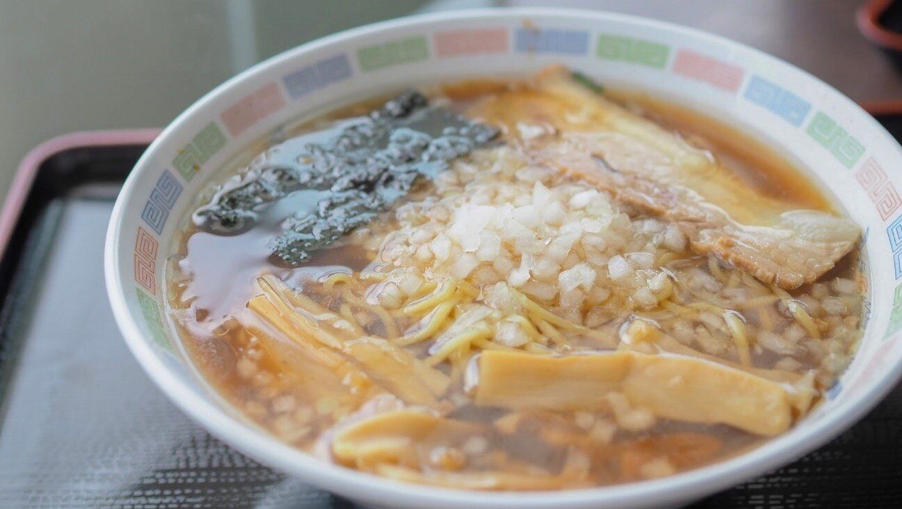 ●醤油ベースに刻み玉ねぎを乗せた八王子ラーメン、くせになる味