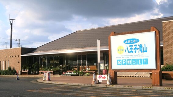 ●広い駐車場には、常に多くの車が停車しています