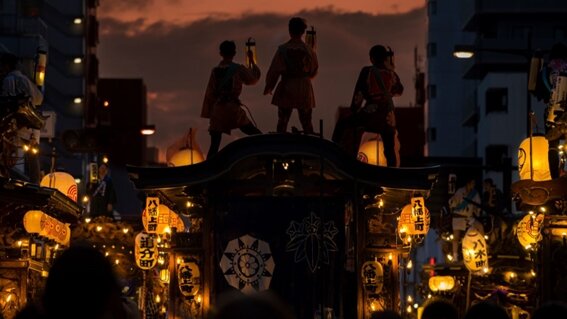 ●各町会の個性的な山車が甲州街道を彩っています