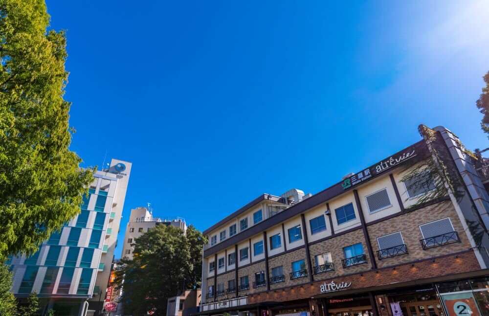 JR三鷹駅の北側、レトロな雰囲気の駅舎を出ると背の高い街路樹の立つロータリーがあります