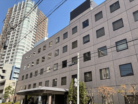 駅から徒歩2分。7階建てオフィスビルの5階に武蔵野事業所があります。