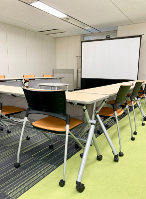 プロジェクタやスクリーンも備えた プレゼンテーションに最適なミーティングスペース。