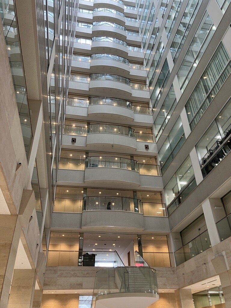 自然光が入る高い吹き抜けがあります