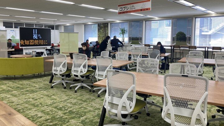 フリーアドレス席 今日の“働きやすさ”に応じて席を選びます