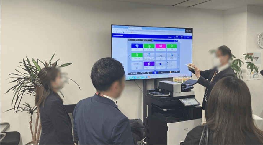 不定形サイズを混載スキャン、切り出しデータ保存できる新型複合機のデモンストレーションの様子