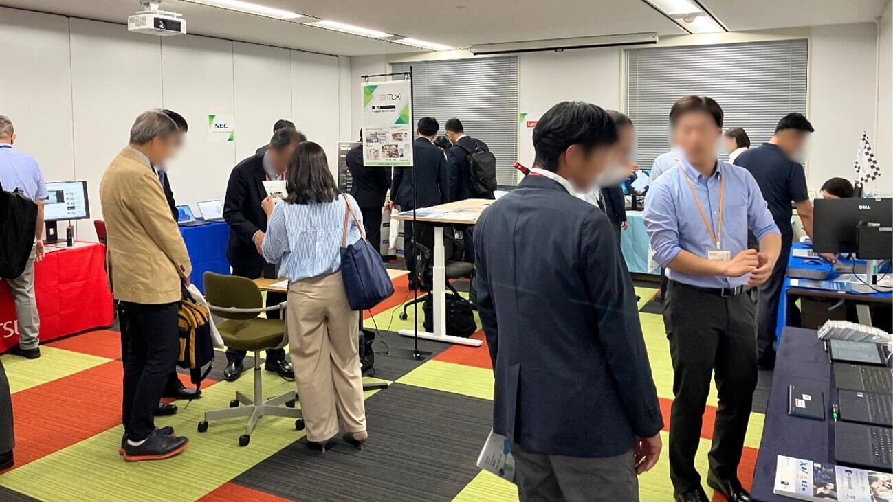 最新Windows 11搭載モデルパソコンと周辺機器、オフィス家具の展示ブース