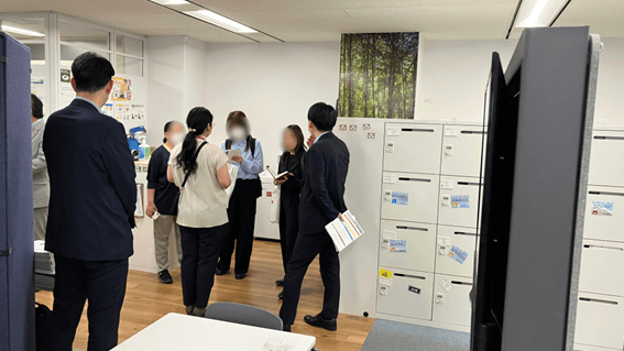 パーソナルロッカーの運用や5Sの取り組みをご説明、熱心に耳を傾けていただけました