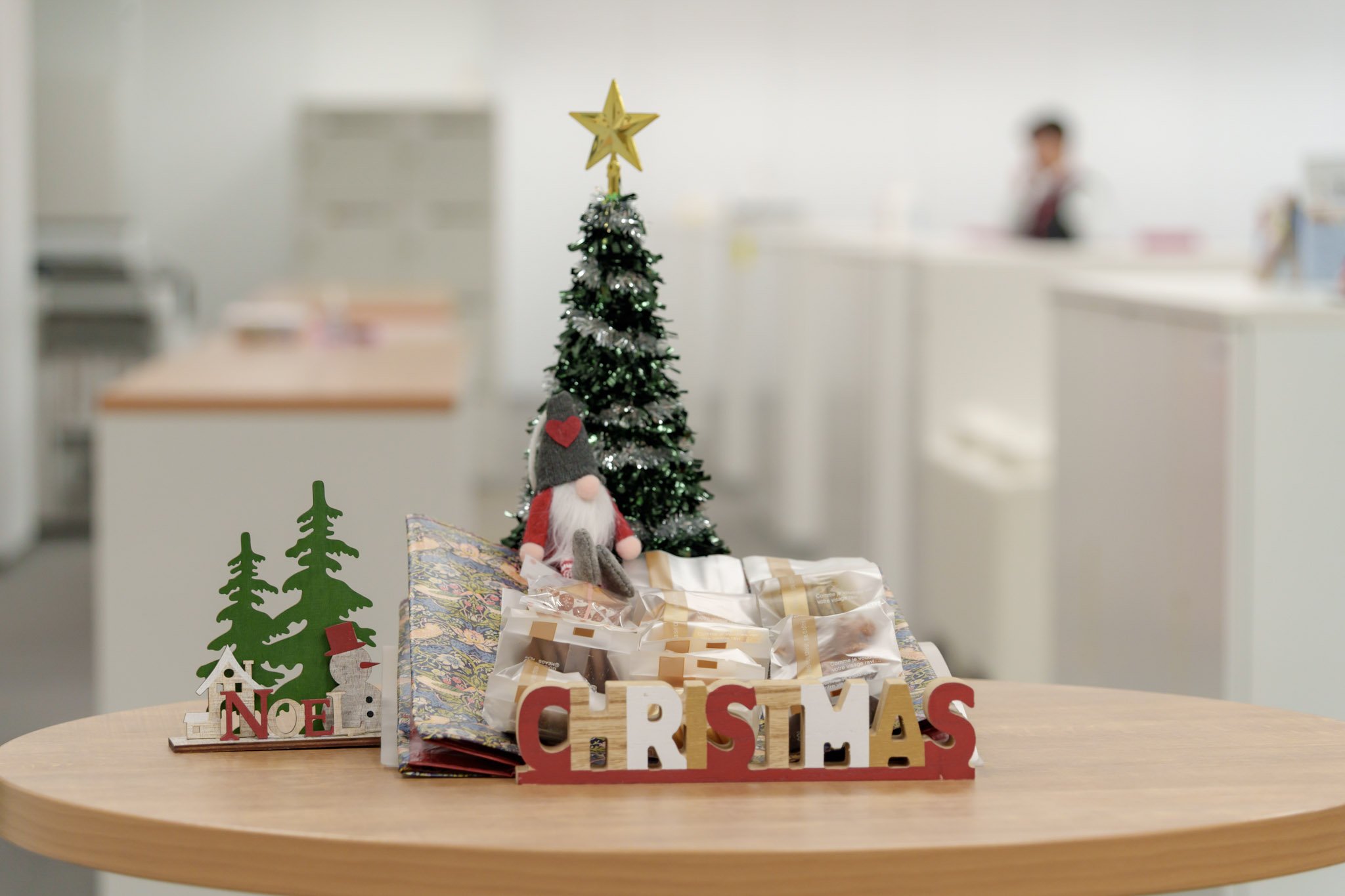 NPO法人ドマーニさんの焼き菓子とクリスマスツリーの写真