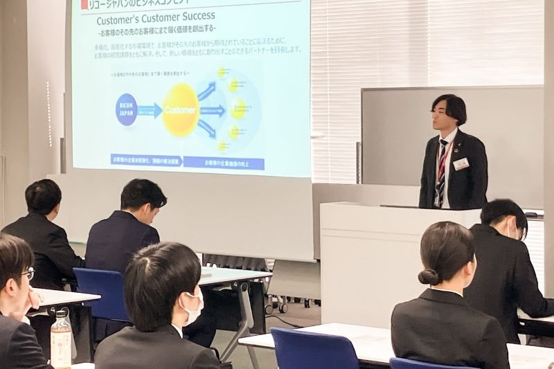 大阪支社での会社説明会の様子 社員が学生に会社説明をしている風景