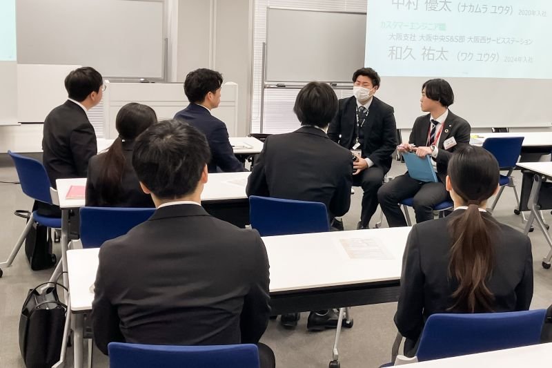 大阪支社での会社説明会の様子 学生と社員が話している風景