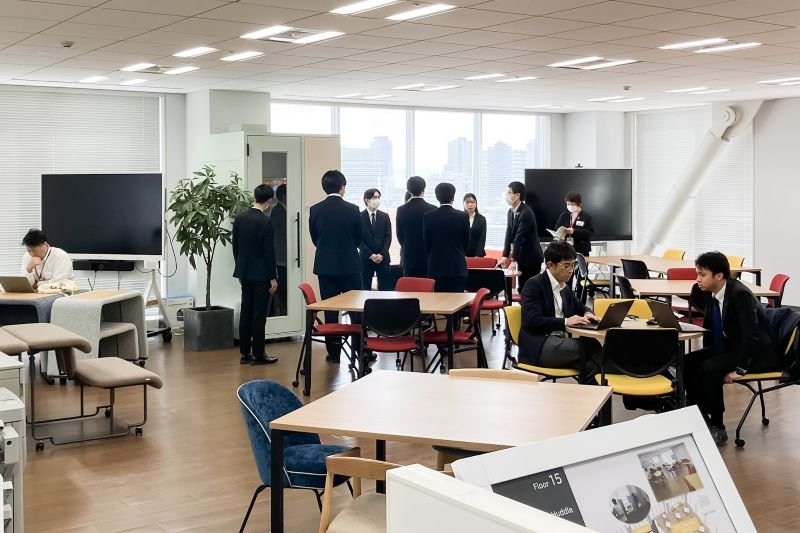 本町橋事業所で学生向けのViCreAツアーの様子 学生たちが実際にオフィスを見学している風景