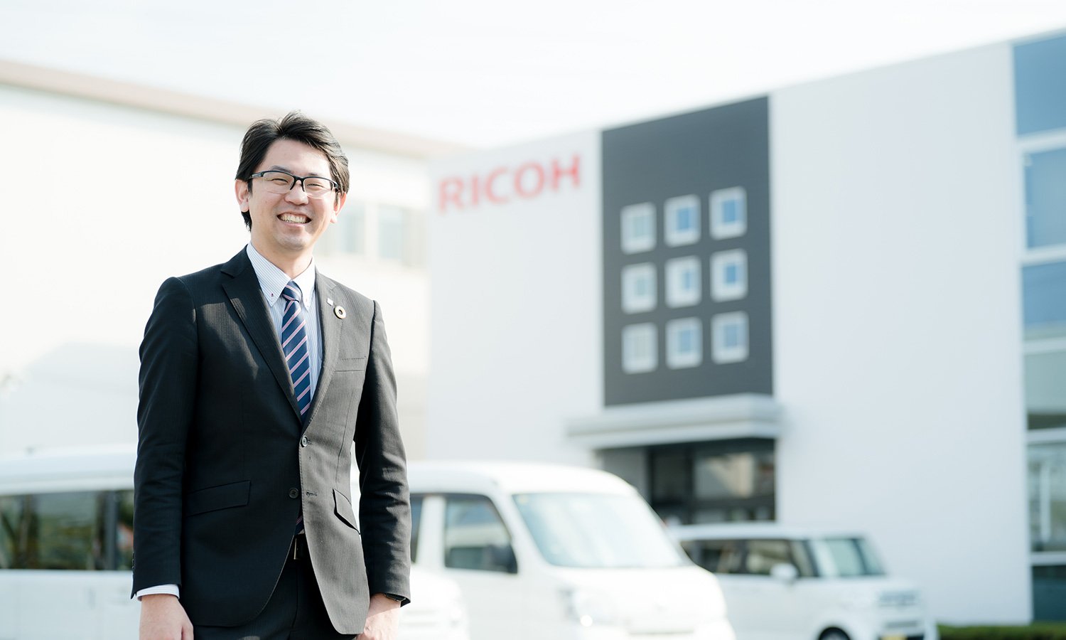 リコージャパン大阪支社 建屋と男性社員