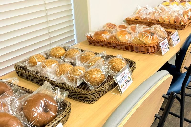 買う知るボランティア　あのねベーカリーさんのパン販売の様子