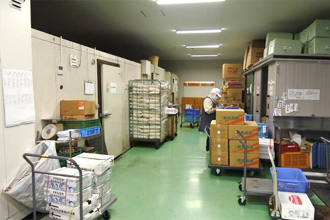 本社工場。仕入れた食材をチェック