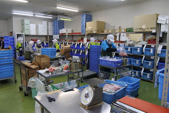 本社工場。配送先別に食材を仕分け